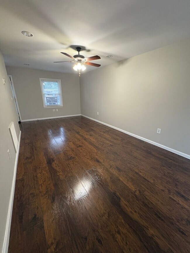 Building Photo - Lovely 3 bedroom Town Home with Fresh Paint and New Flooring Upstairs!! East North Street Area