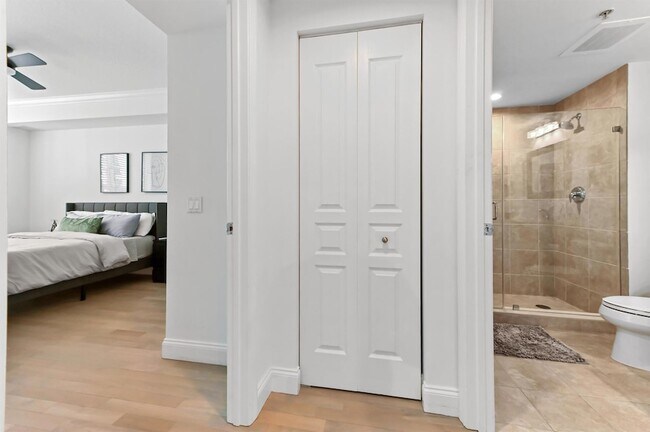 Building Photo - 350 SE 2nd St