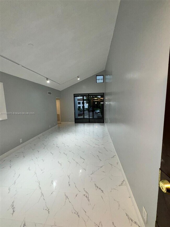 Building Photo - 215 Lake Pointe Dr