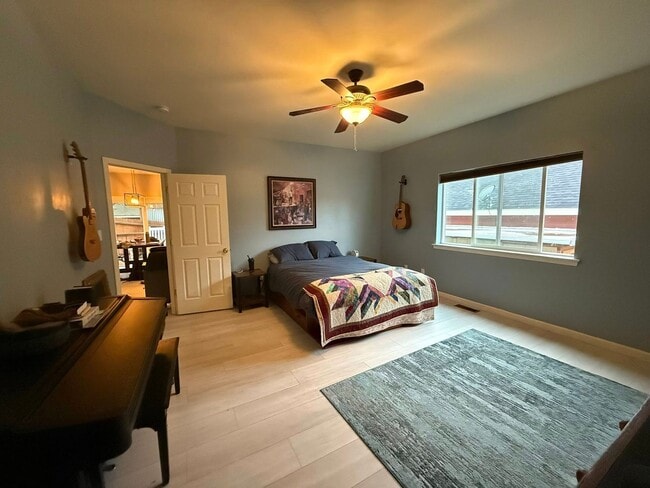 Building Photo - 3 Bedroom & 2 Bath Home with 2 Car Garage....