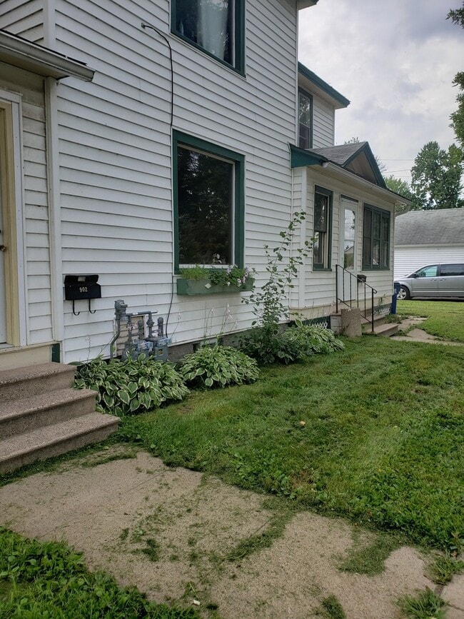 Building Photo - 902 S 4th Ave