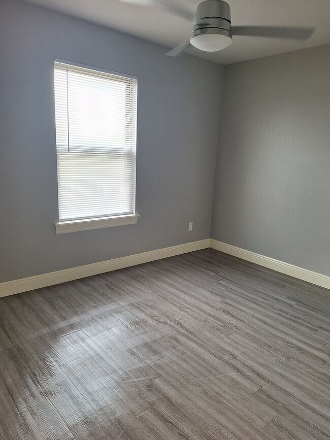 Building Photo - 3 bedroom Duplex