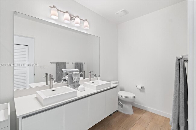 Building Photo - 1600 SW 1st Ave