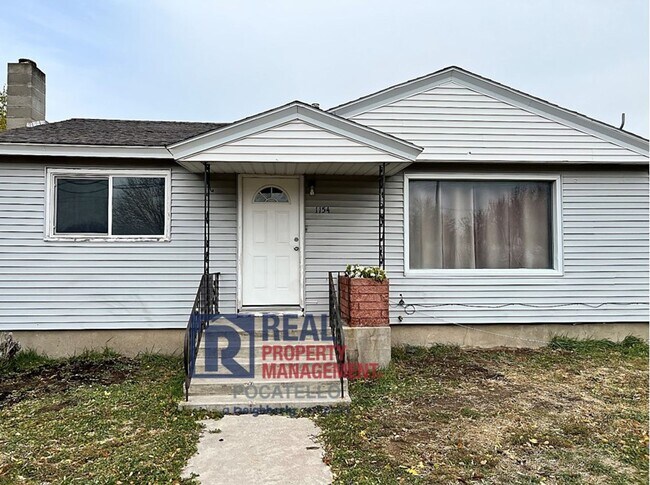 Building Photo - 4 bedroom 2 bath - 1 Car Detached Garage - Small dog negotiable