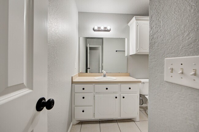 Building Photo - 917 Rambling Oaks Dr