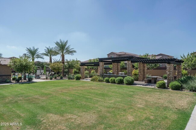 Building Photo - 14084 W Desert Flower Dr