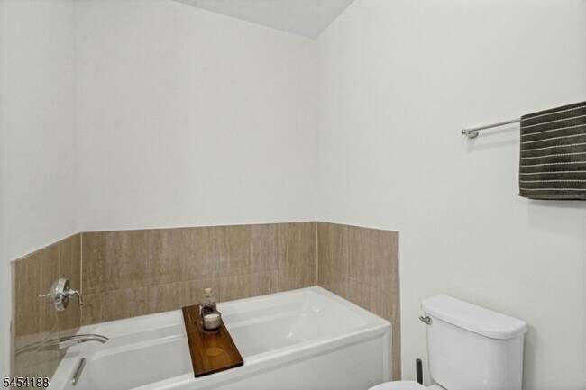 Building Photo - 62 Parkside Ln