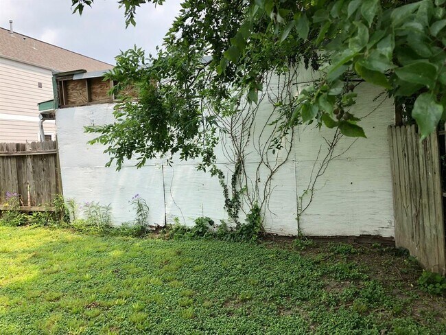 Building Photo - 1132 W Cavalcade St