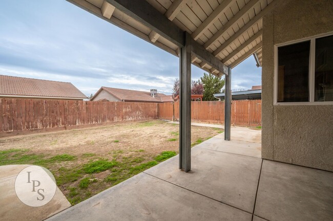 Building Photo - Westside Kerman Home, 4BR/3BA, New Paint +...