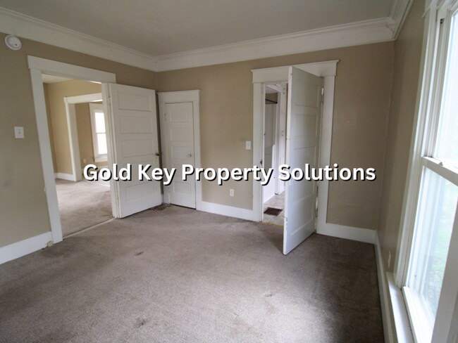 Building Photo - Attractive 2 BR 1 BA House with Central Air and Huge Front Porch (SECTION 8 APPROVED)