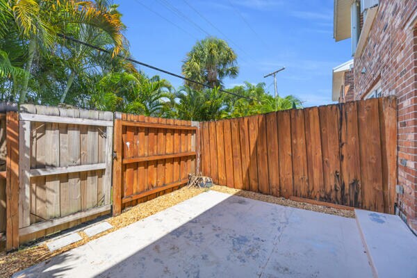 Building Photo - 415 N Cypress Dr