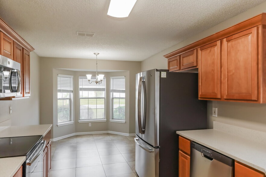 Building Photo - 3233 Chantilly Ct