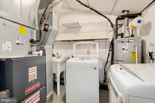 Building Photo - 5010 Sheridan St