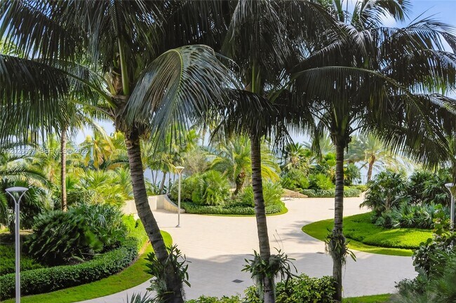 Building Photo - 2 Grove Isle Dr