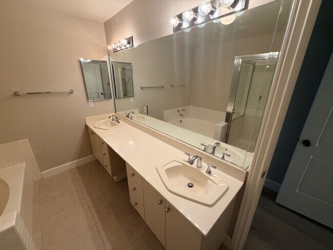 Building Photo - 1st Floor Condo in Guard Gated Painted Desert 2 bed/ 2 bath