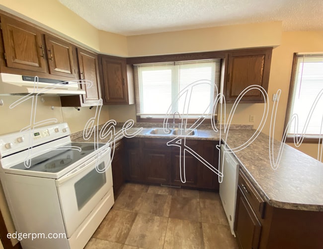 Building Photo - For Rent: 2BR Duplex w/ Garage – Great Loc...