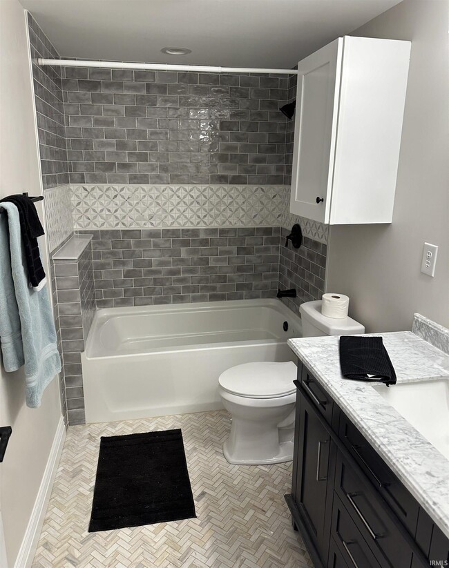 Building Photo - 126 E North St