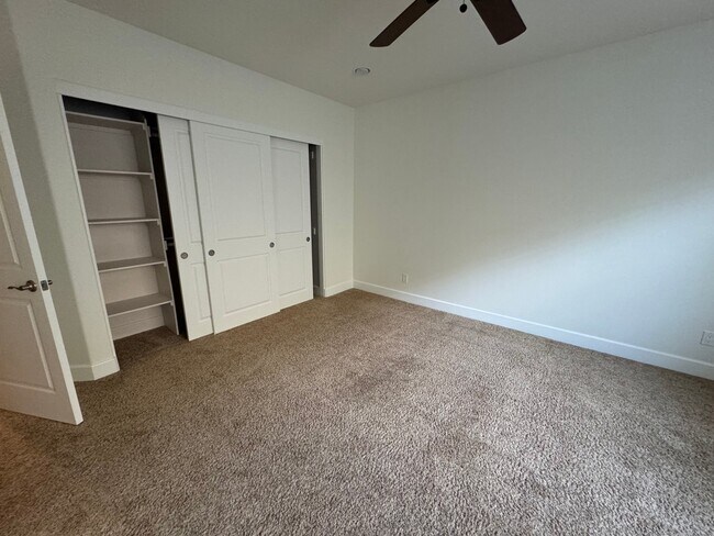 Building Photo - 5648 Lauretta St