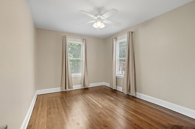 Building Photo - 6 Bed/3 Bath Remodeled Hyde Park Home w/Ce...