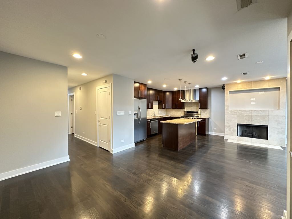 Building Photo - 907 N Damen Ave