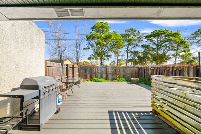 Building Photo - 6504 N Lagoon Dr