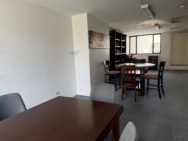 Building Photo - Spacious one bedroom, one bath with two pa...