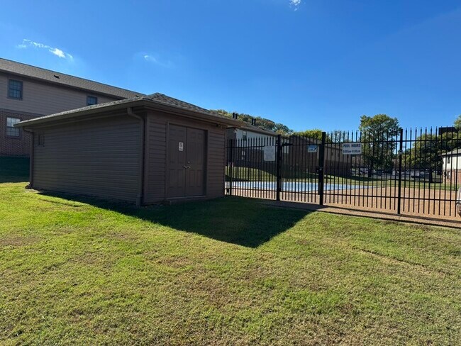 Building Photo - 5807 Brentwood Trace