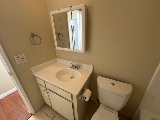 Building Photo - Long Beach 2 bed 1.5 Bath Condo - Pool, Laundry, & Parking included!