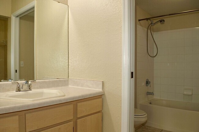 Building Photo - Lovely 2 bedroom 2 bath Condo in Audubon V...