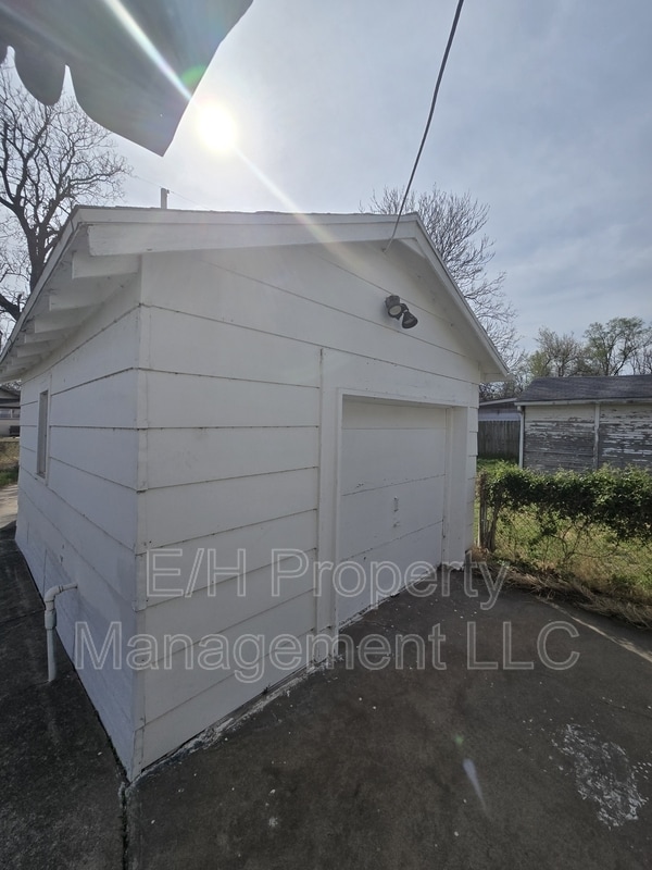 Building Photo - 526 N Martinson Ave