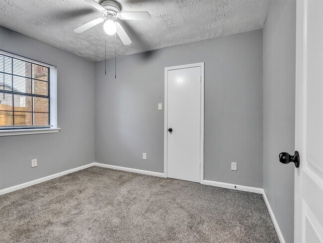 Building Photo - 414 N Avenue C