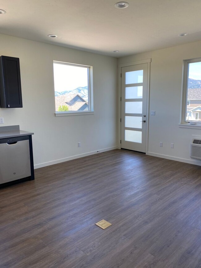 Building Photo - Gorgeous 1 Bedroom 1 Bathroom Unit  with A...