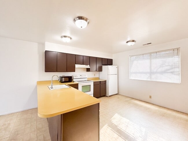 Building Photo - Cozy 2BR 1BA Home w/ Fireplace + 1 Car Garage + Fenced Yard in Sugar House