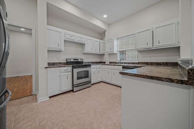 Building Photo - Spacious & Recently Renovated 4 Bedroom Home Available Now!!