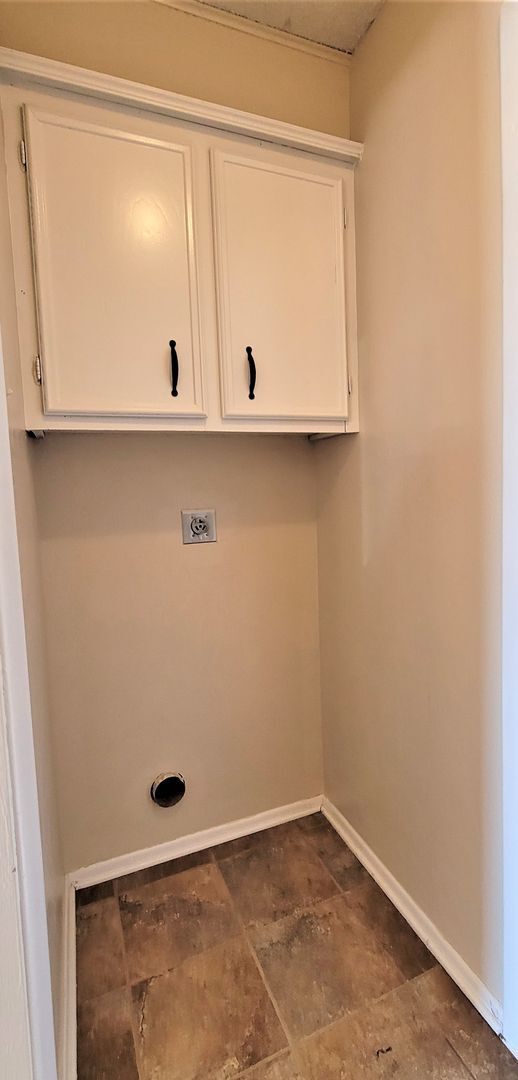 Building Photo - Fabulous home in lovely, convenient neighborhood