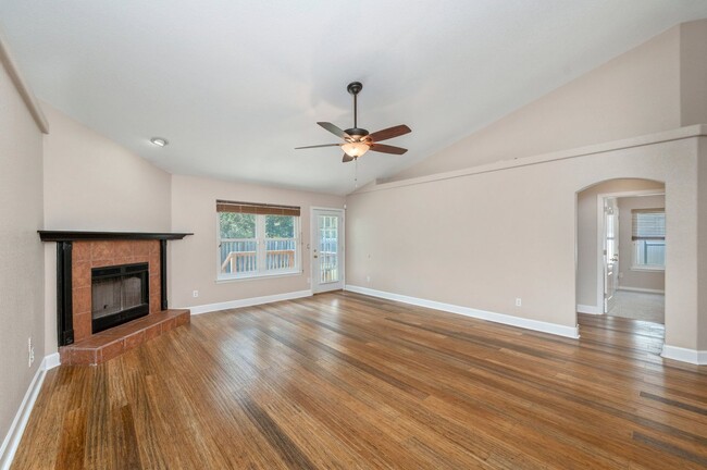 Building Photo - Spacious Home in Navarre!