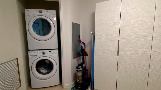 Building Photo - 401 N Birch Rd