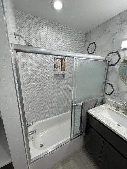 Building Photo - 701 NE 24th St