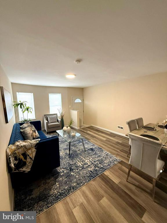 Building Photo - 1028 E North Ave