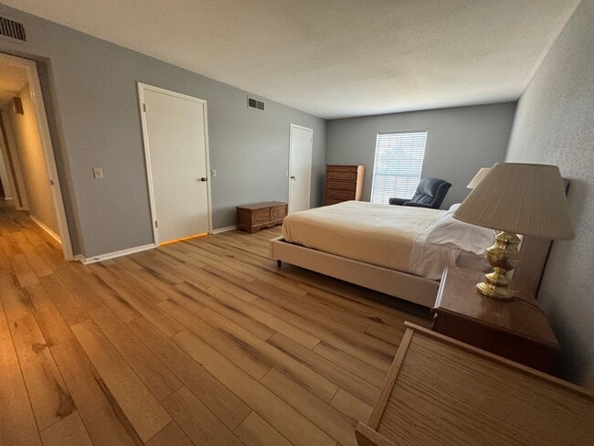 Building Photo - GREAT SPACIOUS CONDO | GATED | MEDICAL CEN...