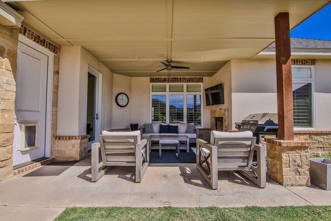 Building Photo - Gorgeous home with Pool