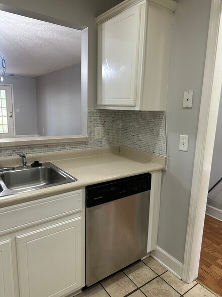 Building Photo - 104 Camellia Ct