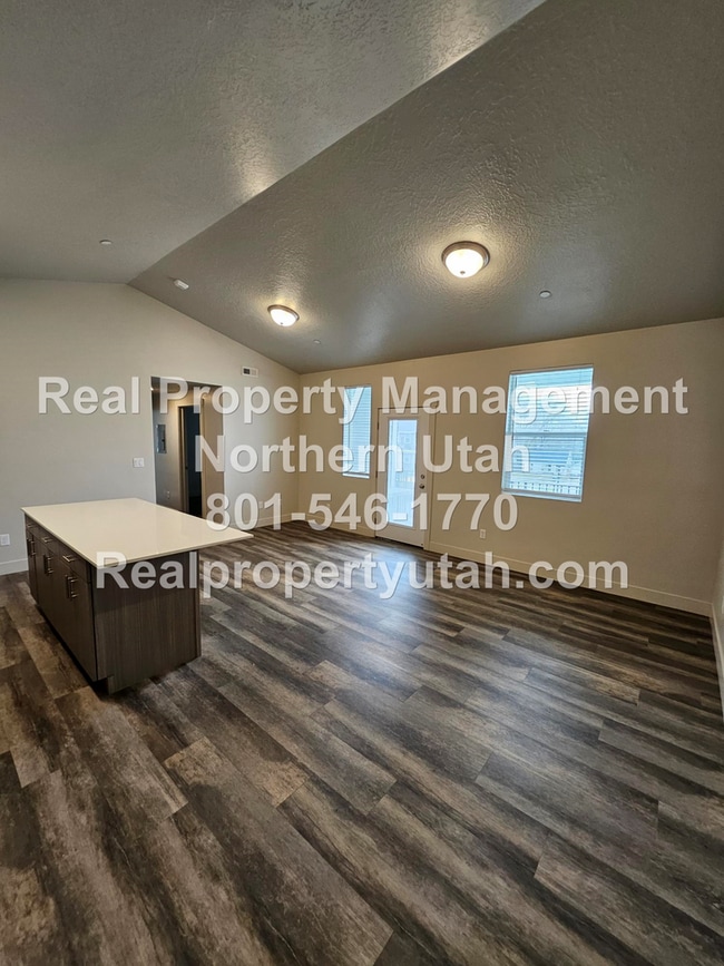 Building Photo - 2 Bedroom 2 Bath Top Level Apartment Avail...