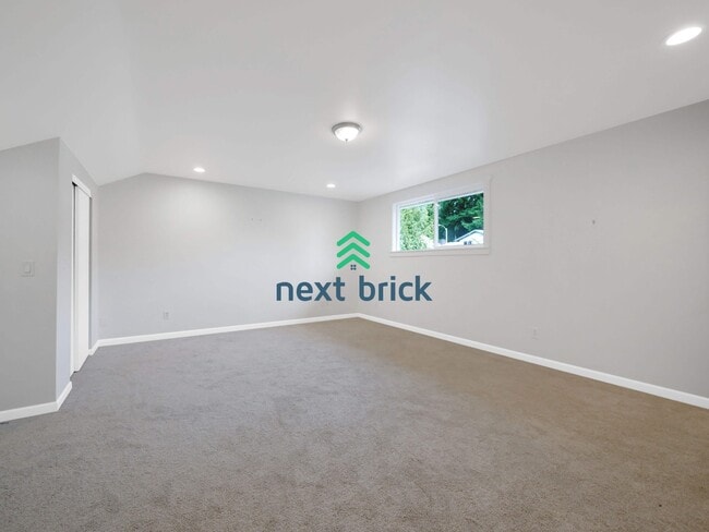 Building Photo - Beautiful 5-Bed Single-Family Home in Prime Kirkland Location!