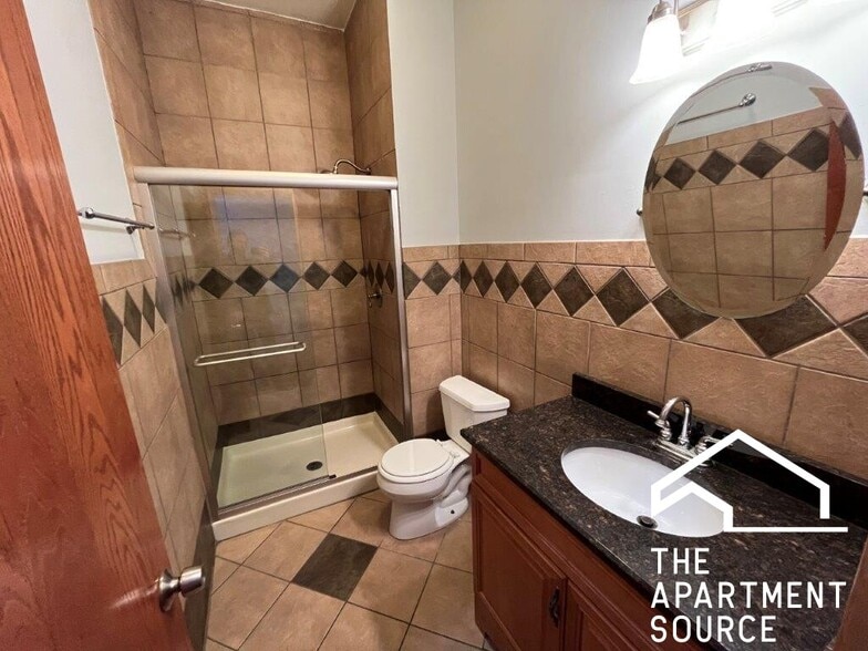 Building Photo - 1918 W Cermak Rd