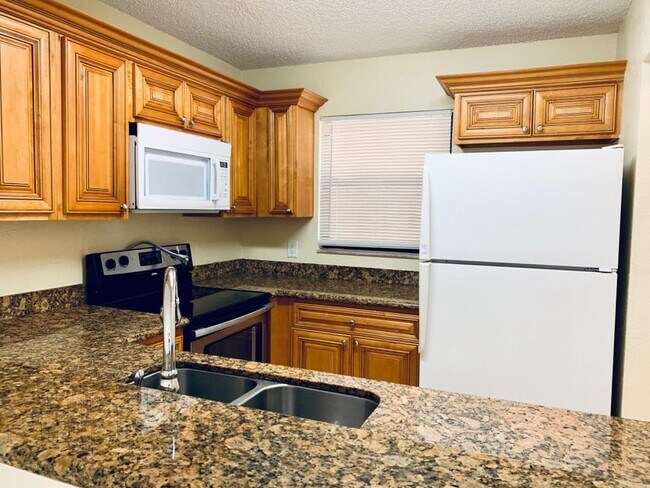 Building Photo - 1566 Lake Crystal Dr