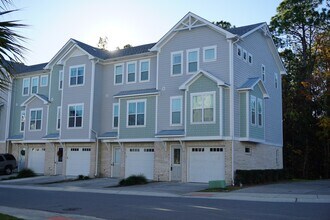 Building Photo - 3BR/3.5BA End Unit Townhome in Summerwalk!  $2,975/month - Pet friendly*