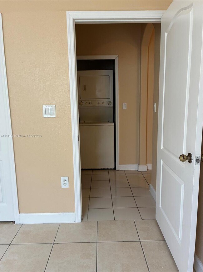 Building Photo - 1536 SE 25th St