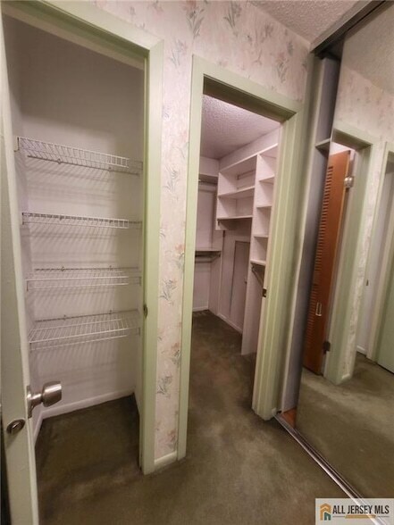 Building Photo - 12 Carriage Pl