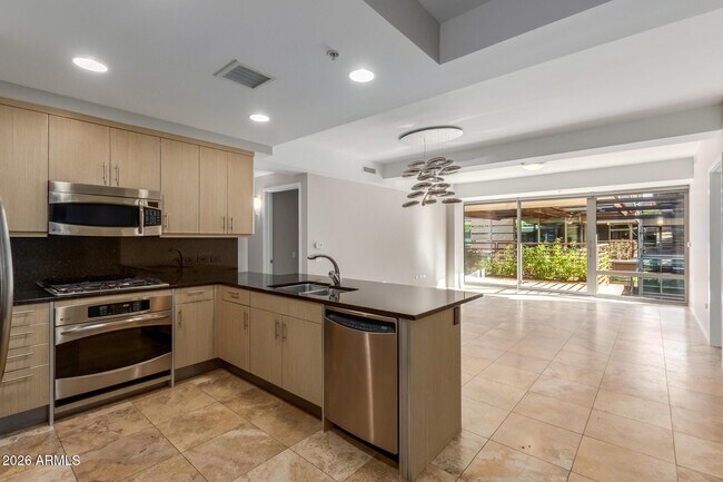 Building Photo - 7117 E Rancho Vista Dr